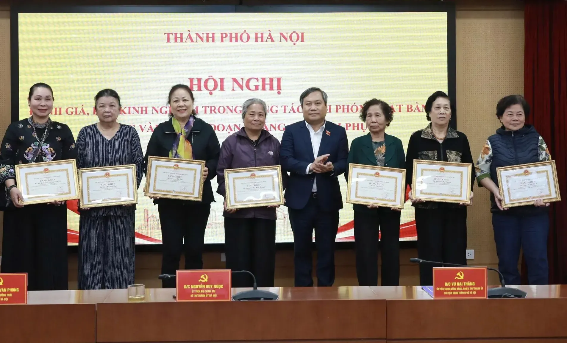 Chủ tịch UBND TP Hà Nội Vũ Đại Thắng tặng bằng khen cho các cá nhân và hộ gia đình thực hiện tốt công tác giải phóng mặt bằng đường Vành đai 1, đoạn Hoàng Cầu - Voi Phục Chủ tịch UBND TP Hà Nội Vũ Đại Thắng tặng bằng khen cho các cá nhân và hộ gia đình thực hiện tốt công tác giải phóng mặt bằng đường Vành đai 1, đoạn Hoàng Cầu - Voi Phục