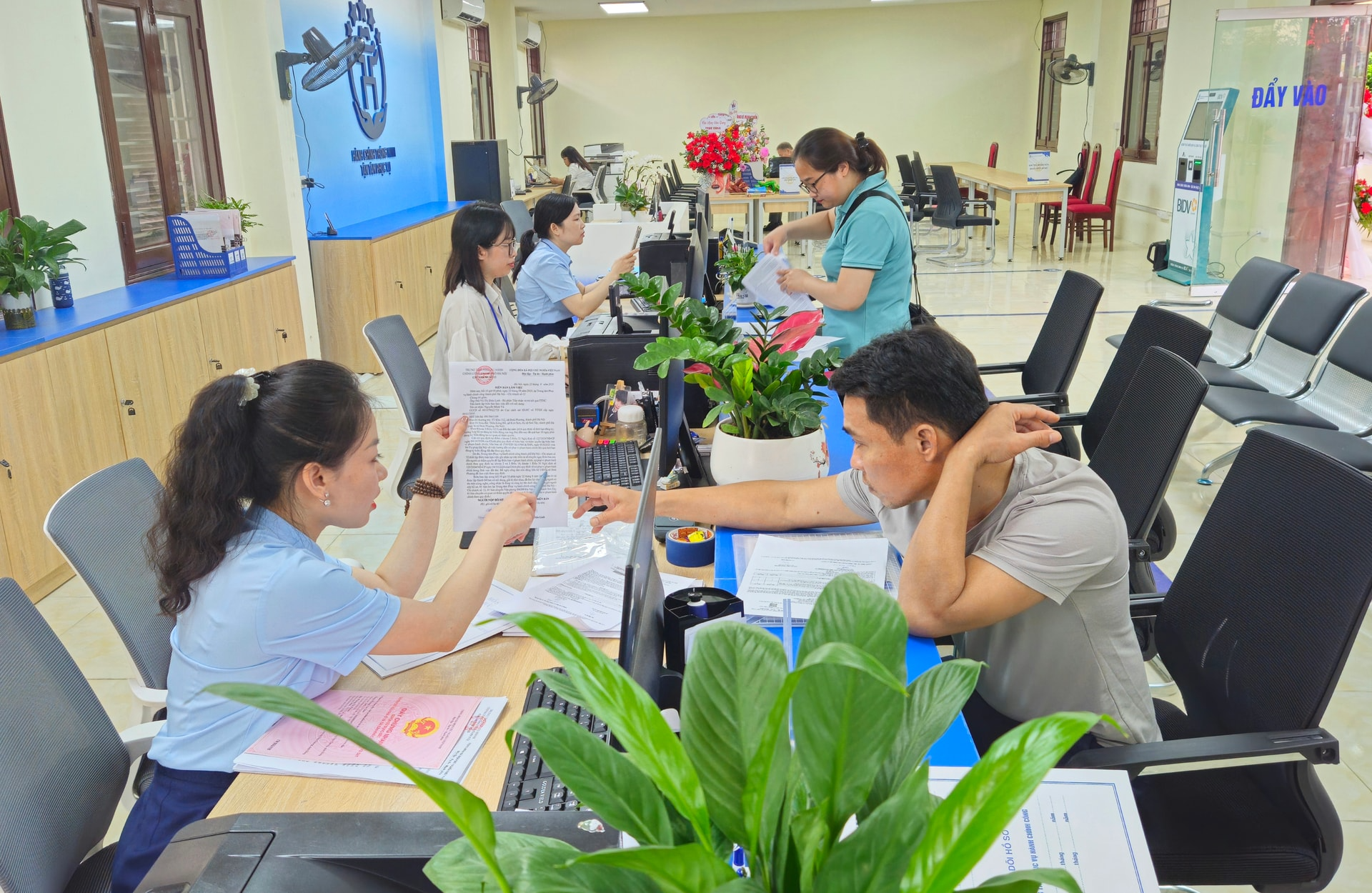 Người dân thực hiện thủ tục hành chính tại Trung tâm Phục vụ hành chính công TP Hà Nội - Chi nhánh số 12 được hướng dẫn tận tình, chu đáo Người dân thực hiện thủ tục hành chính tại Trung tâm Phục vụ hành chính công TP Hà Nội - Chi nhánh số 12 được hướng dẫn tận tình, chu đáo