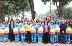 Trao 50 suất quà Tết sẻ chia cùng công nhân môi trường