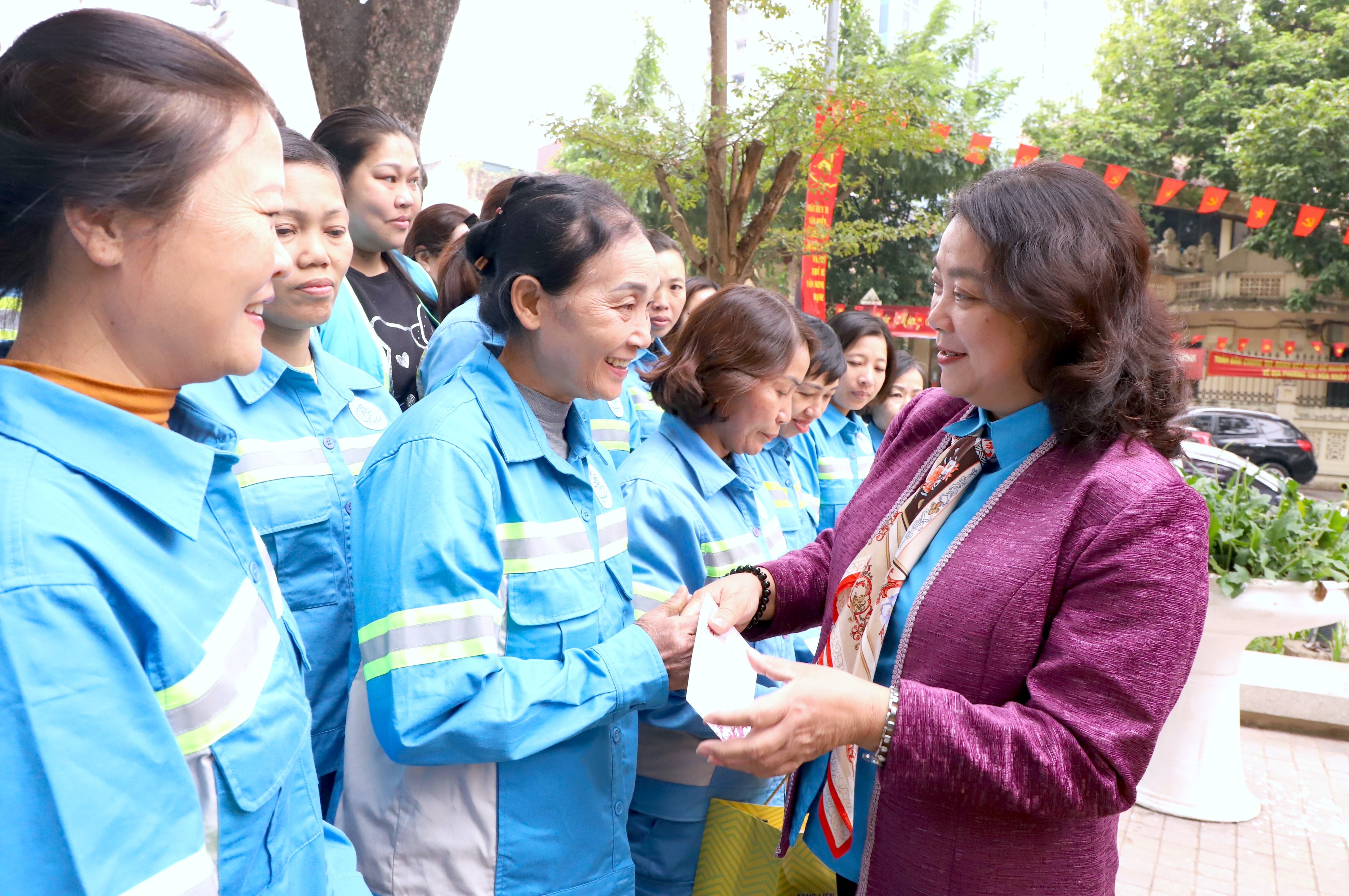 Trao 50 suất quà Tết sẻ chia cùng công nhân môi trường