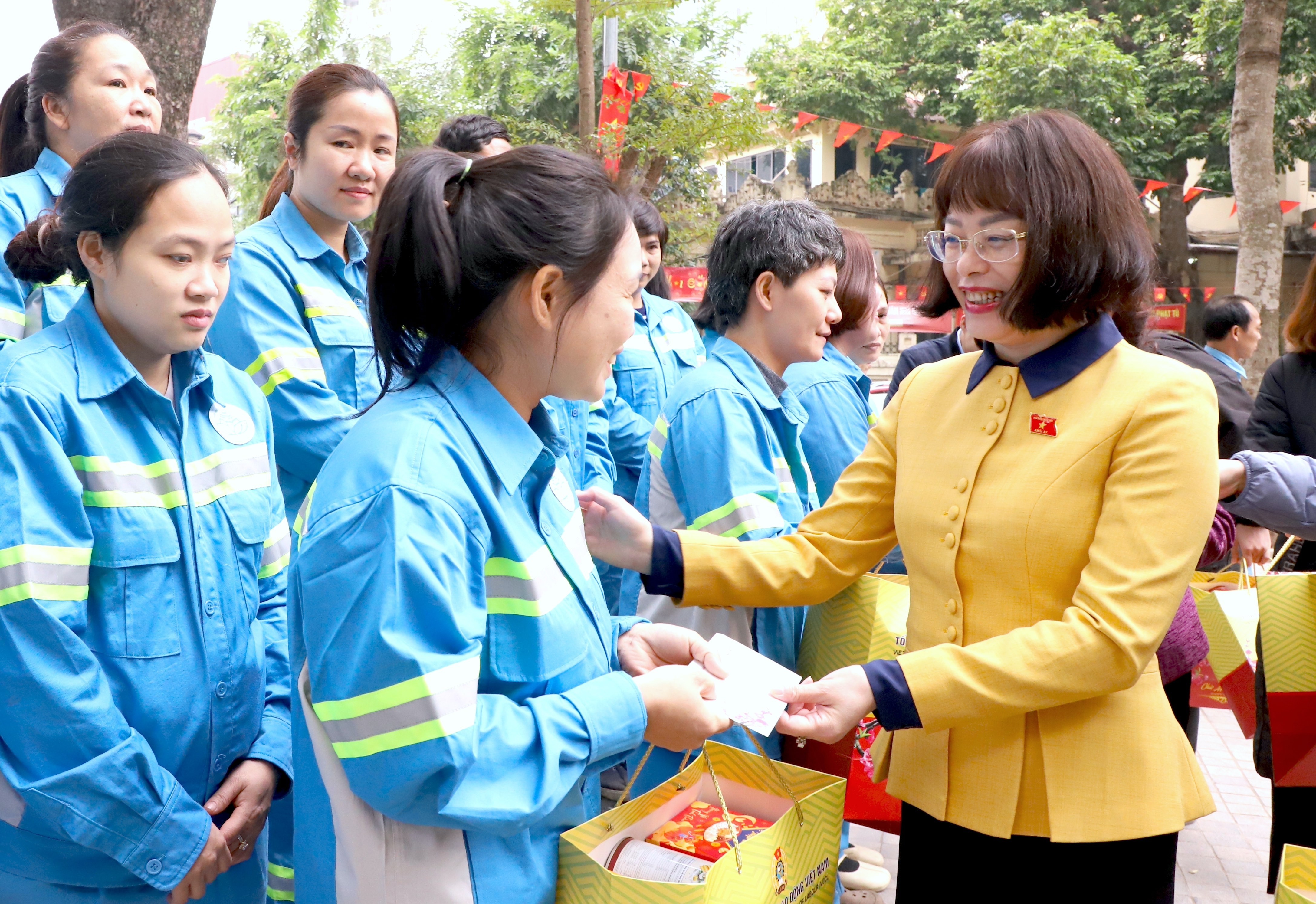 Đại biểu Quốc hội Nguyễn Thị Mai Phương trao quà cho công nhân lao động