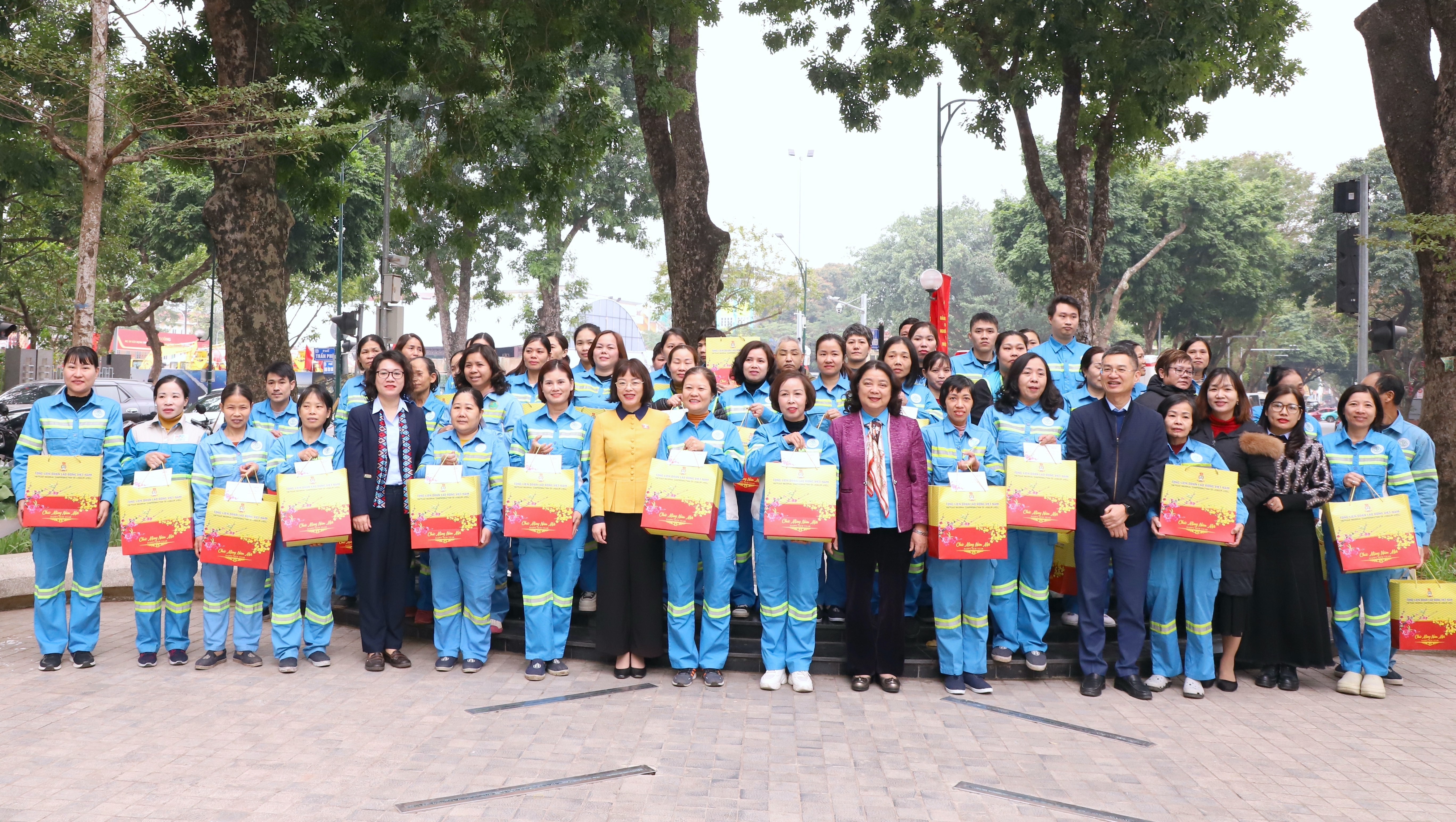 Trao 50 suất quà Tết sẻ chia cùng công nhân môi trường