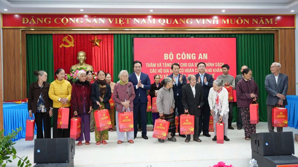 Đoàn giám sát cũng đã thăm, tặng quà cho gia đình chính sách, gia đình có hoàn cảnh khó khăn ở xã Hưng Lộc