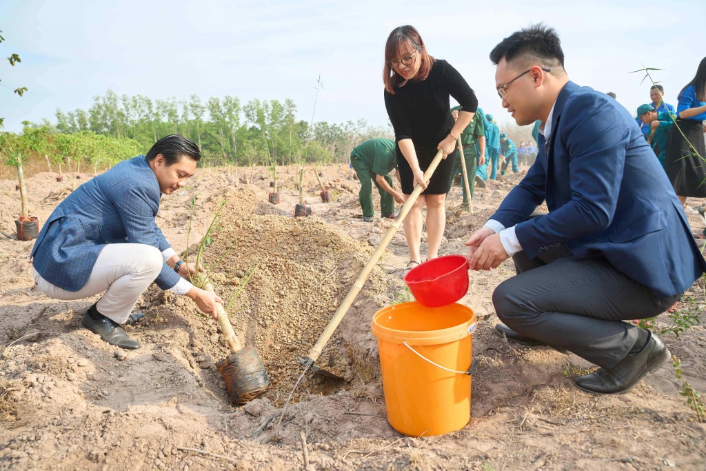 Lãnh đạo Amway tham gia trồng tre trong chương trình “Luỹ tre biên giới” tại tỉnh Đồng Nai Lãnh đạo Amway tham gia trồng tre trong chương trình “Luỹ tre biên giới” tại tỉnh Đồng Nai