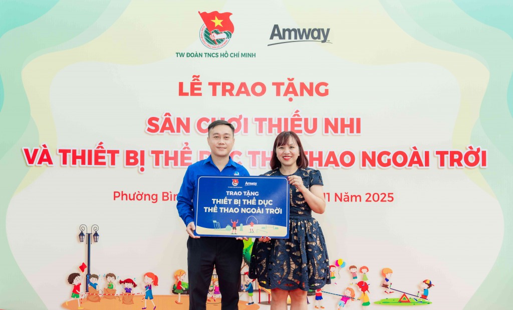 Amway Việt Nam trao tặng công trình vui chơi trẻ em ngoài trời và học tổng cho học sinh có hoàn cảnh khó khăn tại trường Tiểu học Phú Mỹ, phường Bình Dương Amway Việt Nam trao tặng công trình vui chơi trẻ em ngoài trời và học tổng cho học sinh có hoàn cảnh khó khăn tại trường Tiểu học Phú Mỹ, phường Bình Dương