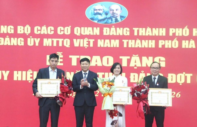 Đảng bộ MTTQ Việt Nam TP Hà Nội trao Huy hiệu Đảng đợt 3/2