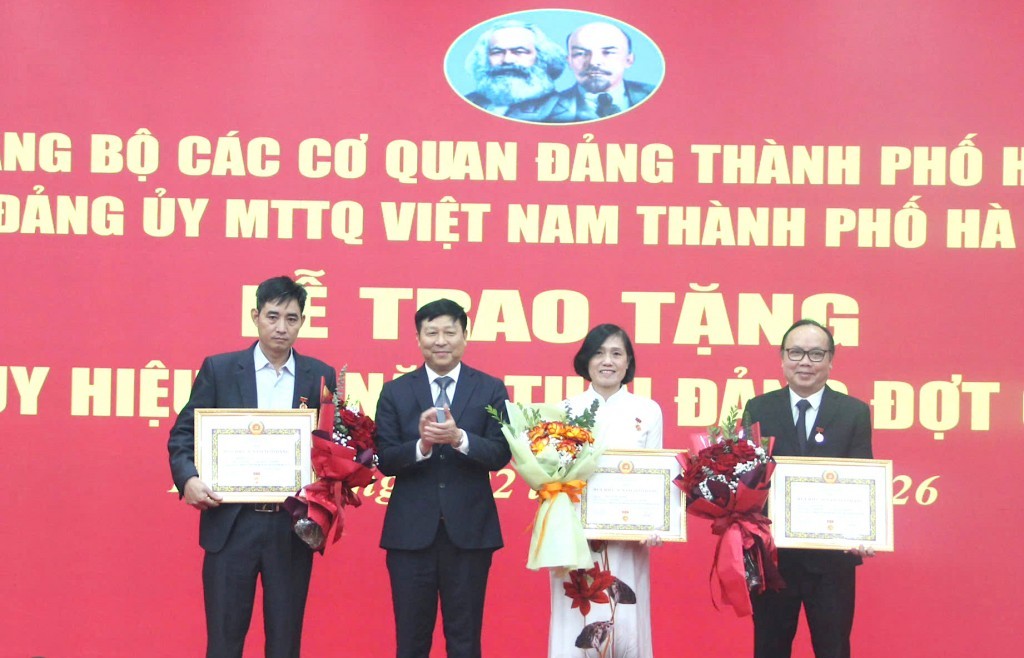 Đảng bộ MTTQ Việt Nam TP Hà Nội trao Huy hiệu Đảng đợt 3/2