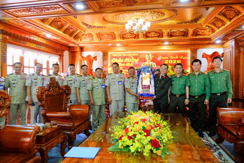 Đoàn Công an tỉnh Mondulkiri (Vương quốc Campuchia) thăm, chúc Tết Công an tỉnh Lâm Đồng (Ảnh: CA)