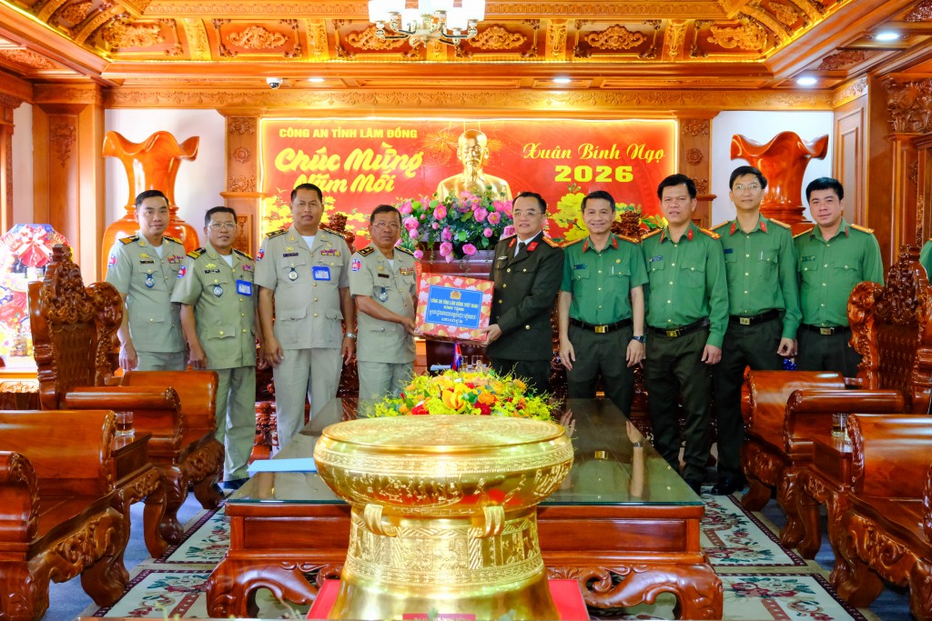 Đại tá  Huỳnh Ngọc Liêm, Phó Giám đốc Công an tỉnh Lâm Đồng (bên phải) chúc sức khỏe và tặng quà cho Đoàn Công an tỉnh Mondulkiri, thể hiện tinh thần hiếu khách theo truyền thống của dân tộc Việt Nam (Ảnh: CA)