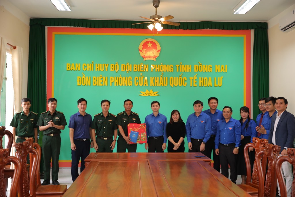 Đồng chí Nguyễn Minh Triết, Ủy viên dự khuyết Trung ương Đảng, Bí thư Thường trực Trung ương Đoàn, cùng đoàn công tác và đại diện Amway Việt Nam thăm, chúc Tết cán bộ, chiến sĩ Đồn biên phòng Cửa khẩu Quốc tế Hoa Lư. Ảnh: Trương Hiện Đồng chí Nguyễn Minh Triết, Ủy viên dự khuyết Trung ương Đảng, Bí thư Thường trực Trung ương Đoàn, cùng đoàn công tác và đại diện Amway Việt Nam thăm, chúc Tết cán bộ, chiến sĩ Đồn biên phòng Cửa khẩu Quốc tế Hoa Lư. Ảnh: Trương Hiện