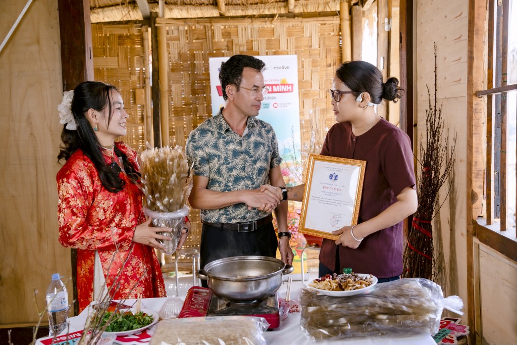 Ông Nguyễn Bá Kiện trao thư cảm ơn cho nhà sáng tạo nội dung đồng hành cùng xã Bình Lư xây dựng Xã TMĐT