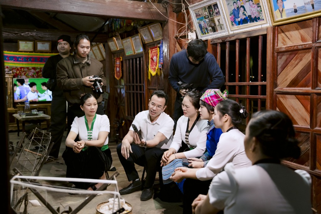 Hình ảnh. Ông Nguyễn Bá Kiện (áo trắng) tích cực cùng bà con xây dựng kênh quảng bá văn hoá và sản vật địa phương _Bình Lư Vươn Mình_ trên TikTok