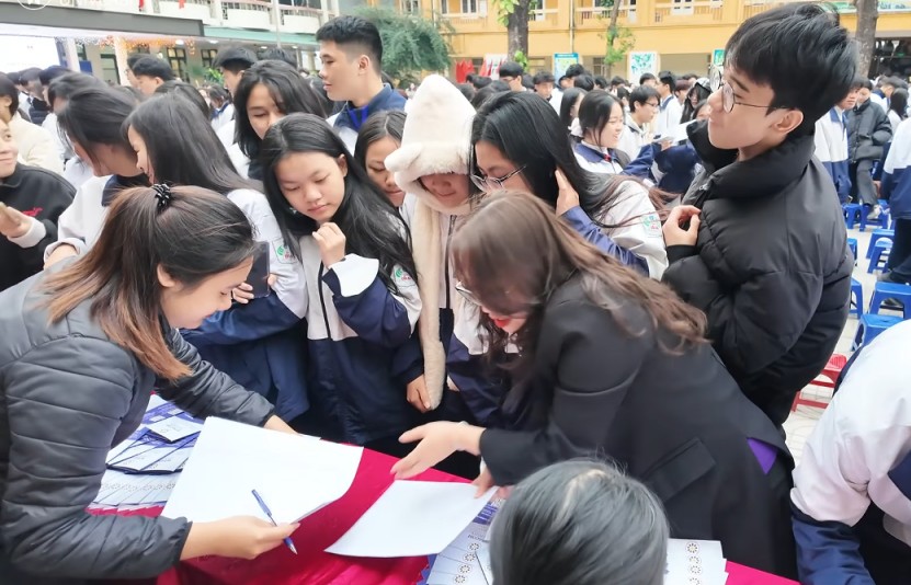 Tư vấn hướng nghiệp cho học sinh lớp 12 THPT Cổ Loa