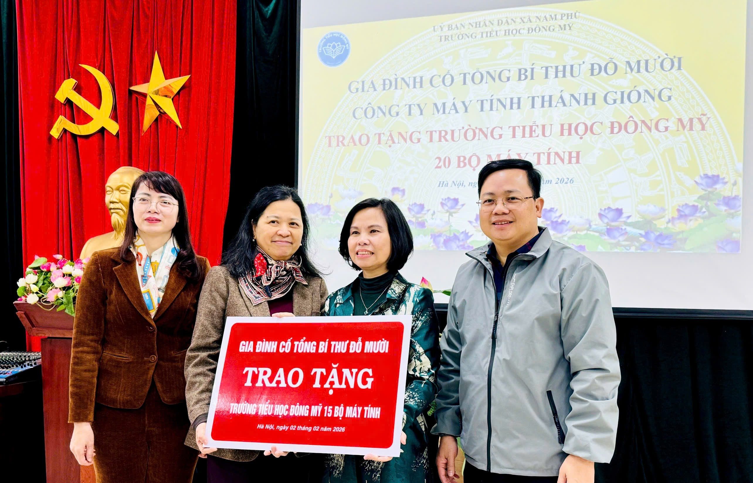 Gia đình cố Tổng Bí thư Đỗ Mười trao tặng 20 bộ máy tính cho Trường Tiểu học Đông Mỹ