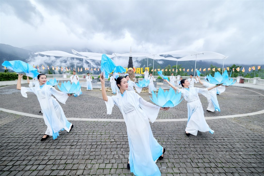 Show diễn “Đỉnh thiêng du ký”