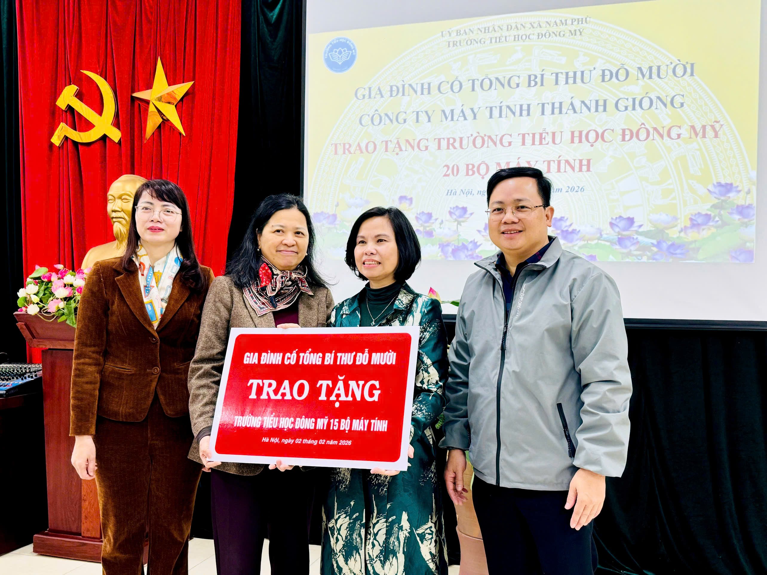 Gia đình cố Tổng Bí thư Đỗ Mười trao tặng cho Trường Tiểu học Đông Mỹ. Ảnh: Phương Xuyến