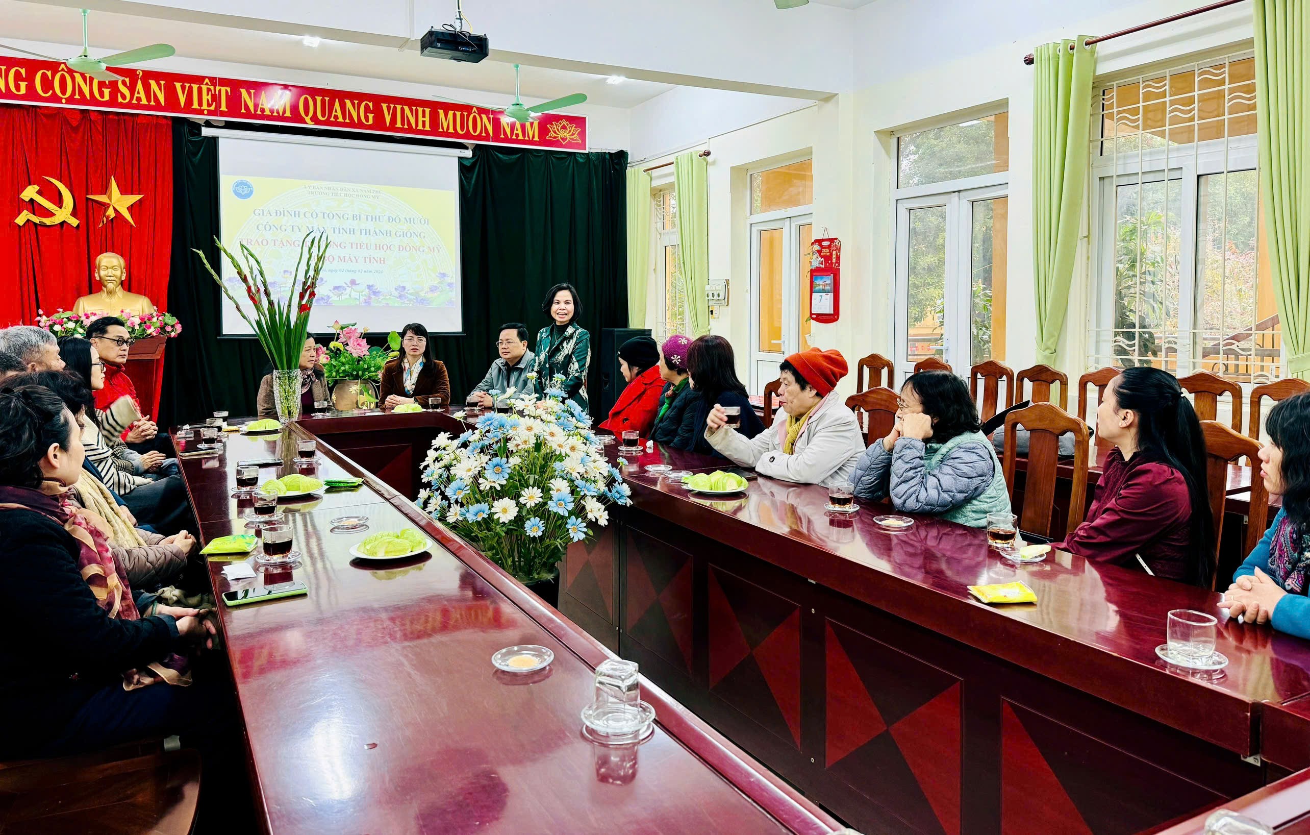 Gia đình cố Tổng Bí thư Đỗ Mười trao tặng 20 bộ máy tính cho Trường Tiểu học Đông Mỹ