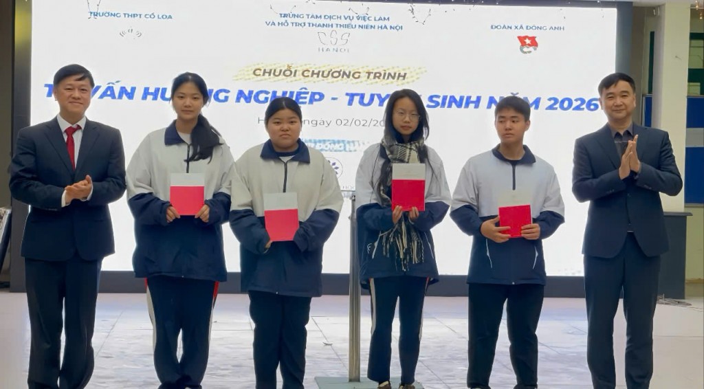 Ủy ban Mặt trận Tổ quốc Việt Nam thành phố Hà Nội và Trung tâm Dịch vụ việc làm và Hỗ trợ thanh thiếu niên Hà Nội đã trao tặng các suất quà cho học sinh có hoàn cảnh khó khăn