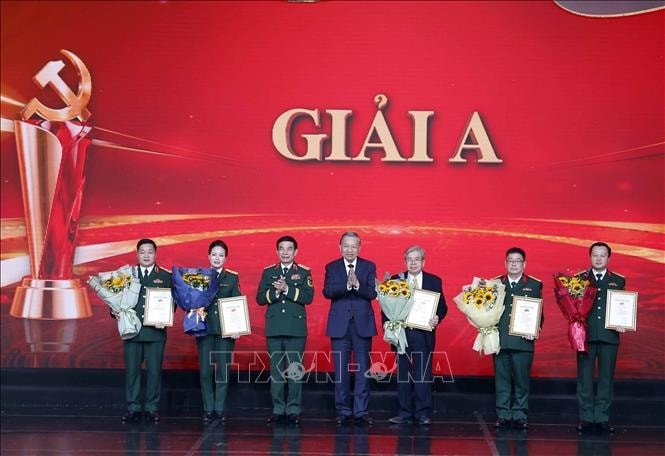 Tổng Bí thư Tô Lâm, Bí thư Quân uỷ Trung ương và Đại tướng Phan Văn Giang, Uỷ viên Bộ Chính trị, Phó Bí thư Quân uỷ Trung ương, Bộ trưởng Bộ Quốc phòng trao giải A cho tác giả và nhóm tác giả. Ảnh: Thống Nhất/TTXVN