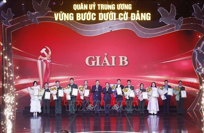 Các tác giả và nhóm tác giả nhận giải B. Ảnh: Thống Nhất/TTXVN
