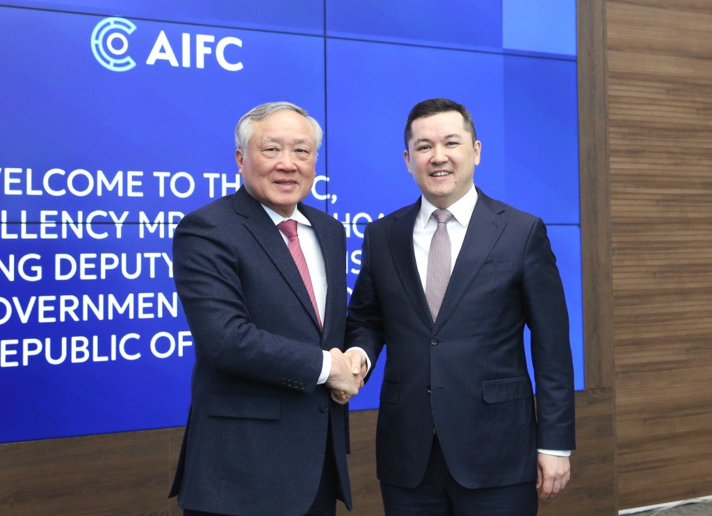 Phó Thủ tướng Thường trực Chính phủ Nguyễn Hòa Bình và ông Renat Bekturov - Thống đốc AIFC - Ảnh: VGP/Nguyễn Hoàng