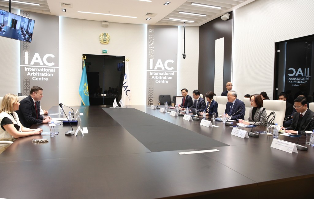 Phó Thủ tướng Thường trực Chính phủ bày tỏ cảm ơn sự đón tiếp nồng hậu của Lãnh đạo AIFC, mong muốn AIFC và Trung tâm tài chính quốc tế tại Việt Nam tăng cường kết nối trong tương lai - Ảnh: VGP/Nguyễn Hoàng