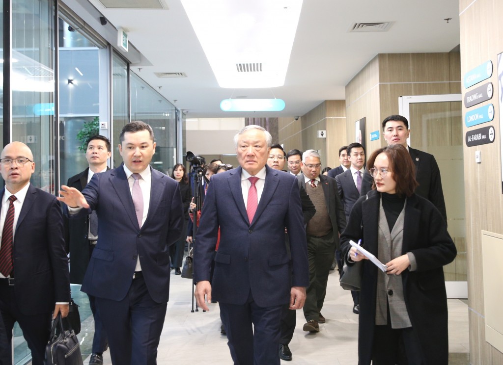 Phó Thủ tướng Thường trực Nguyễn Hòa Bình nghe giới thiệu khi tham quan Trung tâm tài chính quốc tế Astana (AIFC) - Ảnh: VGP/Nguyễn Hoàng