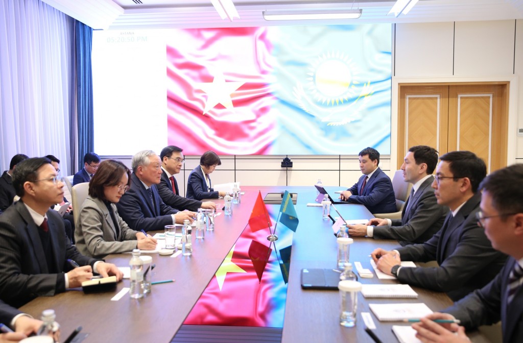 Phó Thủ tướng Thường trực Chính phủ gặp ông Nurlan Zhakupov-Tổng Giám đốc Quỹ Đầu tư Quốc gia Kazakhstan Samruk-Kazyna (Quỹ Samruk-Kazyna) - Ảnh: VGP/Nguyễn Hoàng