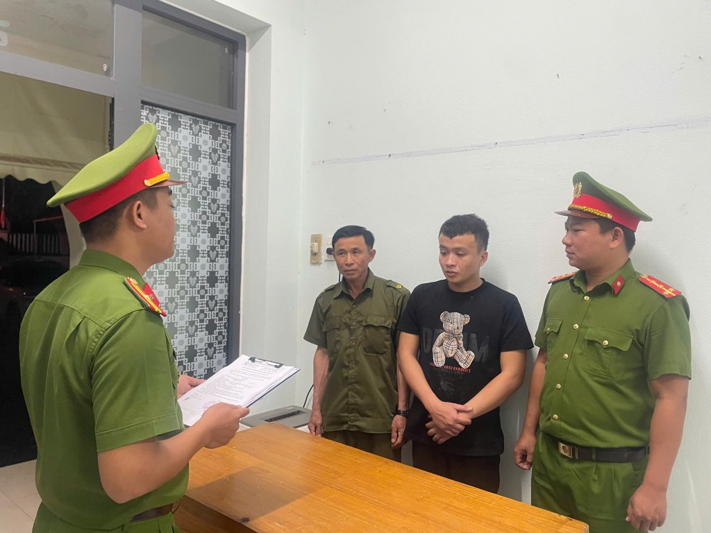 Cơ quan Cảnh sát điều tra Công an thành phố đọc lệnh giữ người trong trường hợp khẩn cấp đối với Nguyễn Văn Tấn Cơ quan Cảnh sát điều tra Công an thành phố đọc lệnh giữ người trong trường hợp khẩn cấp đối với Nguyễn Văn Tấn