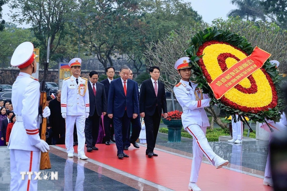 Đoàn lãnh đạo Đảng, Nhà nước tưởng niệm các Anh hùng liệt sỹ. (Ảnh: TTXVN) Đoàn lãnh đạo Đảng, Nhà nước tưởng niệm các Anh hùng liệt sỹ. (Ảnh: TTXVN)