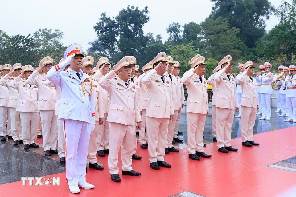 Đoàn đại biểu Đảng ủy Công an Trung ương và Bộ Công an tưởng niệm các Anh hùng liệt sỹ. (Ảnh: TTXVN) Đoàn đại biểu Đảng ủy Công an Trung ương và Bộ Công an tưởng niệm các Anh hùng liệt sỹ. (Ảnh: TTXVN)