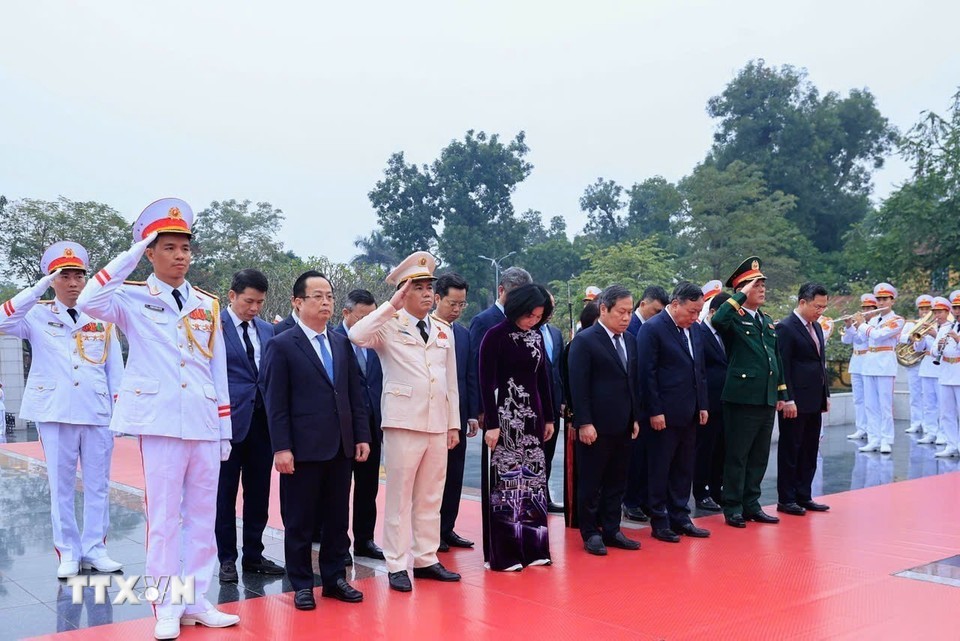 Đoàn đại biểu Thành ủy, Hội đồng Nhân dân, Ủy ban Nhân dân thành phố Hà Nội tưởng niệm các Anh hùng liệt sỹ. (Ảnh: TTXVN) Đoàn đại biểu Thành ủy, Hội đồng Nhân dân, Ủy ban Nhân dân thành phố Hà Nội tưởng niệm các Anh hùng liệt sỹ. (Ảnh: TTXVN)