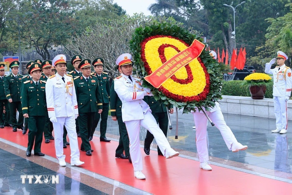 Đoàn đại biểu Quân ủy Trung ương và Bộ Quốc phòng đặt vòng hoa tại Đài tưởng niệm các Anh hùng liệt sỹ. (Ảnh: TTXVN) Đoàn đại biểu Quân ủy Trung ương và Bộ Quốc phòng đặt vòng hoa tại Đài tưởng niệm các Anh hùng liệt sỹ. (Ảnh: TTXVN)