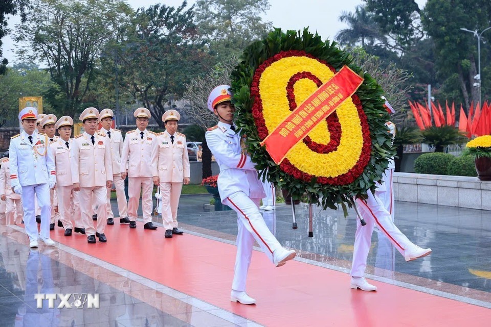 Đoàn đại biểu Đảng ủy Công an Trung ương và Bộ Công an đặt vòng hoa tại Đài tưởng niệm các Anh hùng liệt sỹ. (Ảnh: TTXVN) Đoàn đại biểu Đảng ủy Công an Trung ương và Bộ Công an đặt vòng hoa tại Đài tưởng niệm các Anh hùng liệt sỹ. (Ảnh: TTXVN)