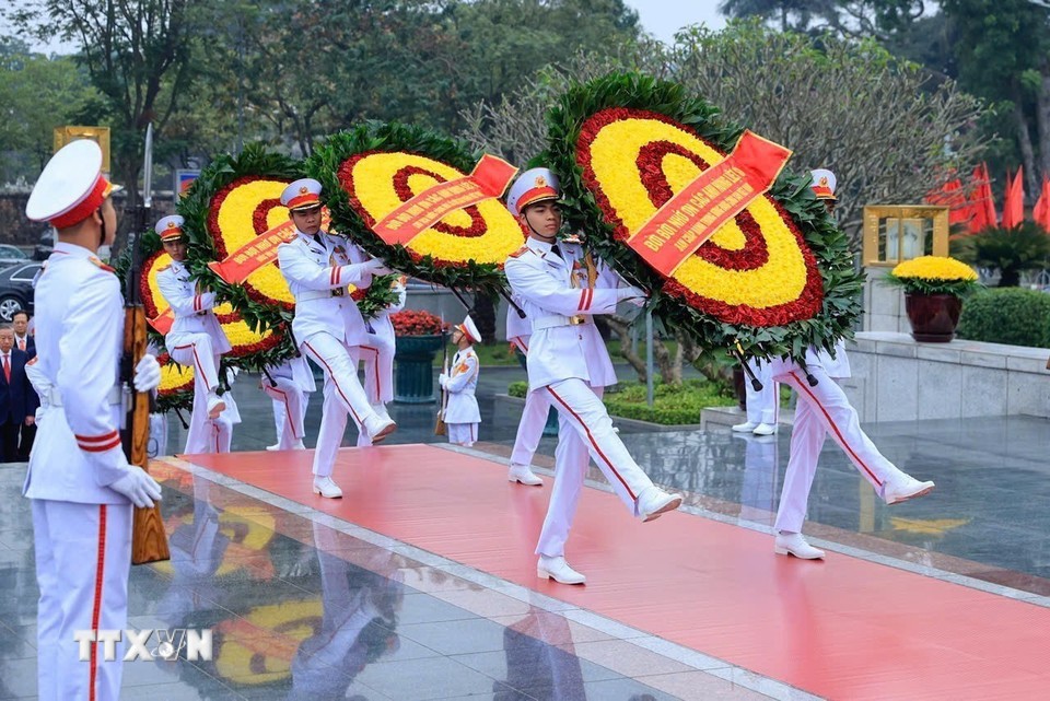 Đoàn lãnh đạo Đảng, Nhà nước đặt vòng hoa tại Đài tưởng niệm các Anh hùng liệt sỹ. (Ảnh: TTXVN) Đoàn lãnh đạo Đảng, Nhà nước đặt vòng hoa tại Đài tưởng niệm các Anh hùng liệt sỹ. (Ảnh: TTXVN)