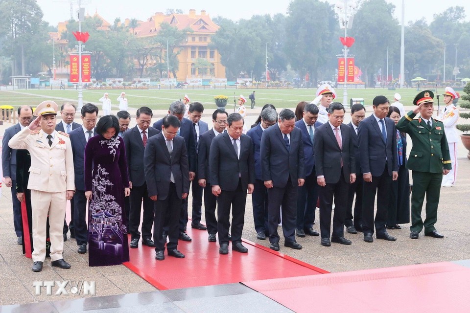 Thành ủy, Hội đồng nhân dân, Ủy ban nhân dân, Ủy ban Mặt trận Tổ quốc Việt Nam thành phố Hà Nội tưởng niệm Chủ tịch Hồ Chí Minh. (Ảnh: An Đăng/TTXVN) Thành ủy, Hội đồng nhân dân, Ủy ban nhân dân, Ủy ban Mặt trận Tổ quốc Việt Nam thành phố Hà Nội tưởng niệm Chủ tịch Hồ Chí Minh. (Ảnh: An Đăng/TTXVN)