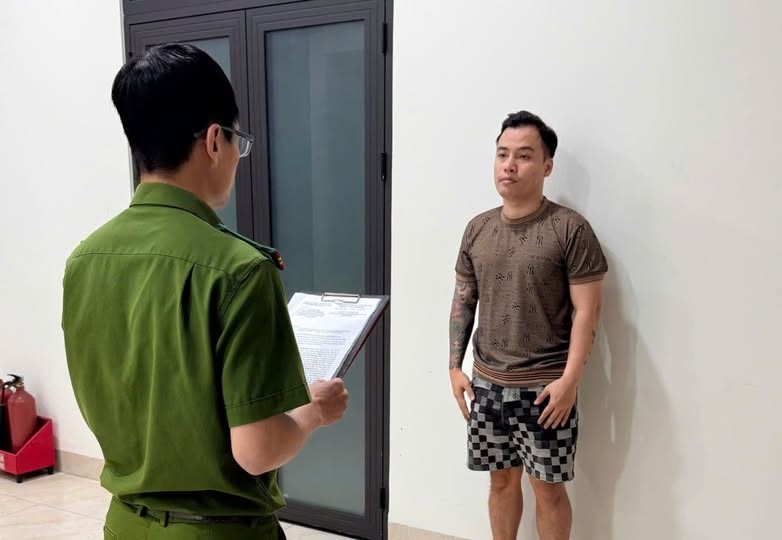 Đối tượng truy nã Trịnh Ngọc Đạt Dương quy án sau nhiều tháng lẩn trốn tại Campuchia Đối tượng truy nã Trịnh Ngọc Đạt Dương quy án sau nhiều tháng lẩn trốn tại Campuchia