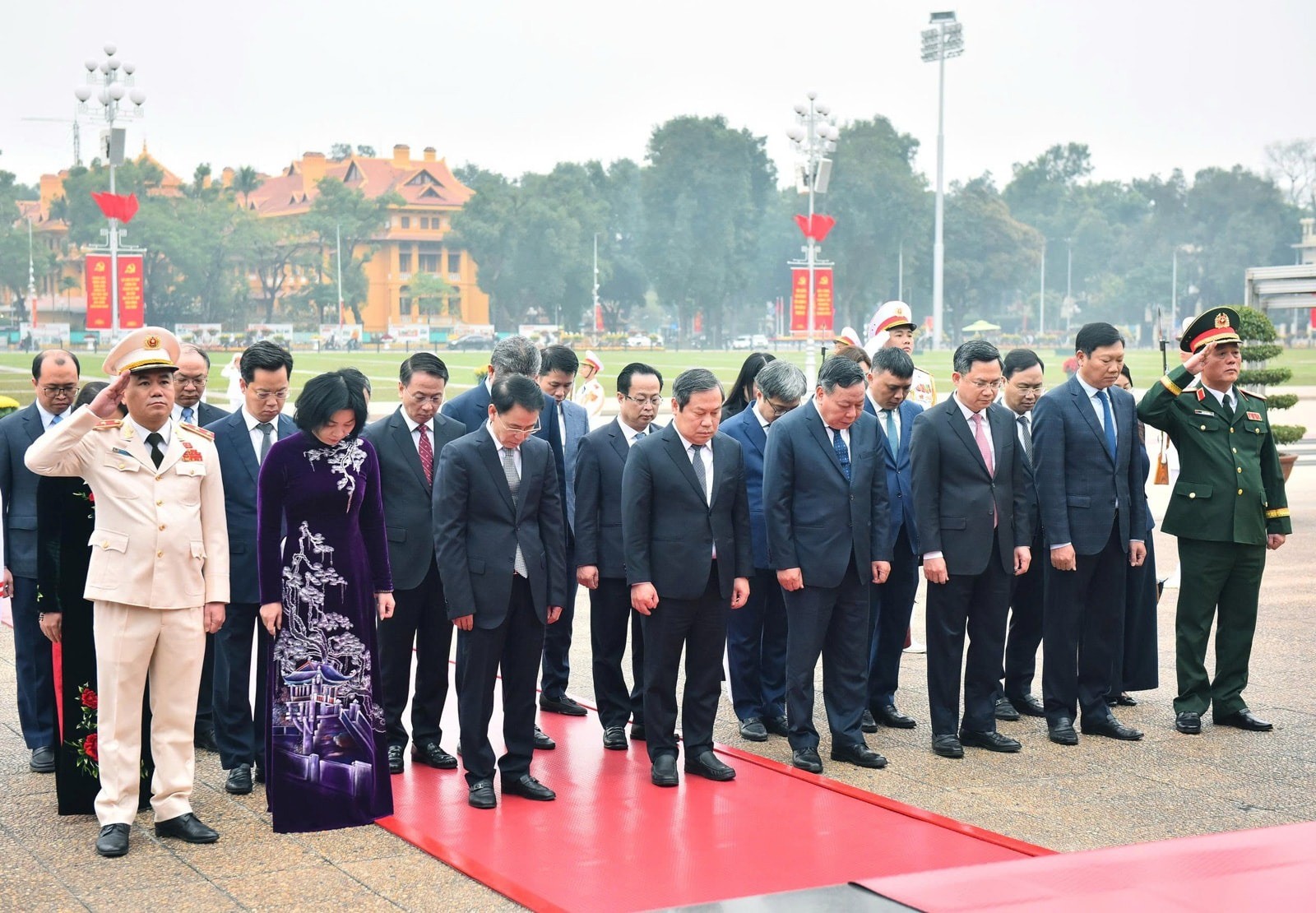 Đoàn đại biểu thành phố Hà Nội đặt vòng hoa, vào Lăng viếng Chủ tịch Hồ Chí Minh Đoàn đại biểu thành phố Hà Nội đặt vòng hoa, vào Lăng viếng Chủ tịch Hồ Chí Minh