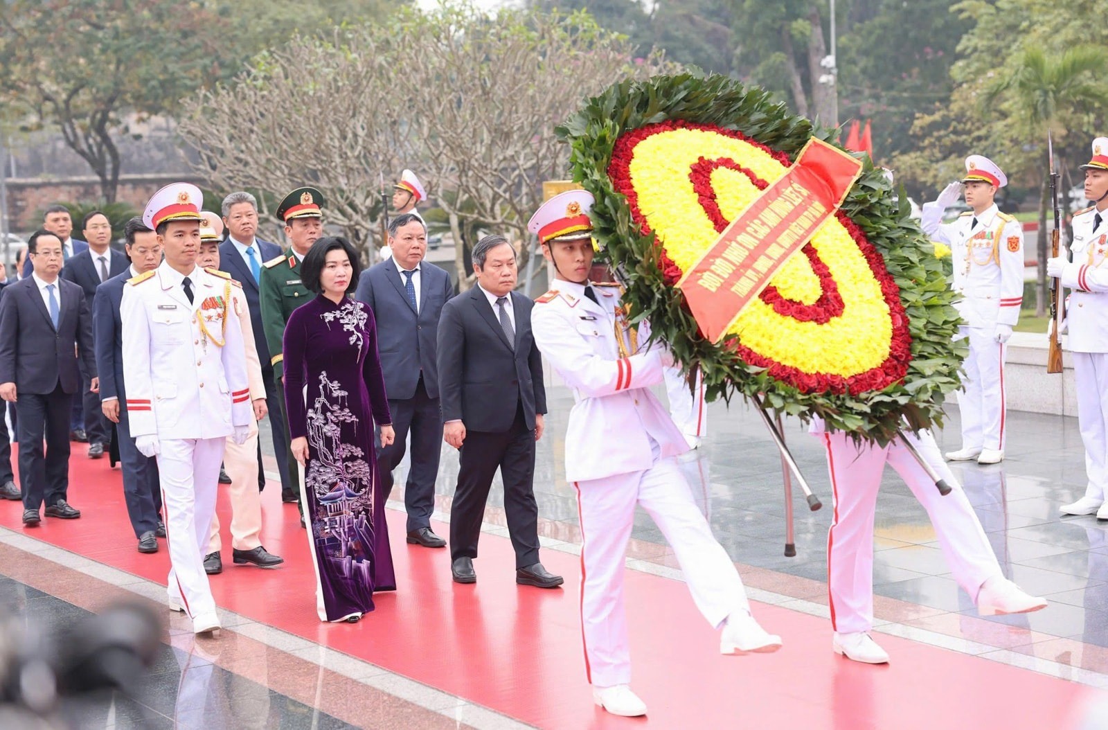 Các đại biểu thành phố Hà Nội đặt vòng hoa, tưởng niệm các Anh hùng liệt sĩ Các đại biểu thành phố Hà Nội đặt vòng hoa, tưởng niệm các Anh hùng liệt sĩ