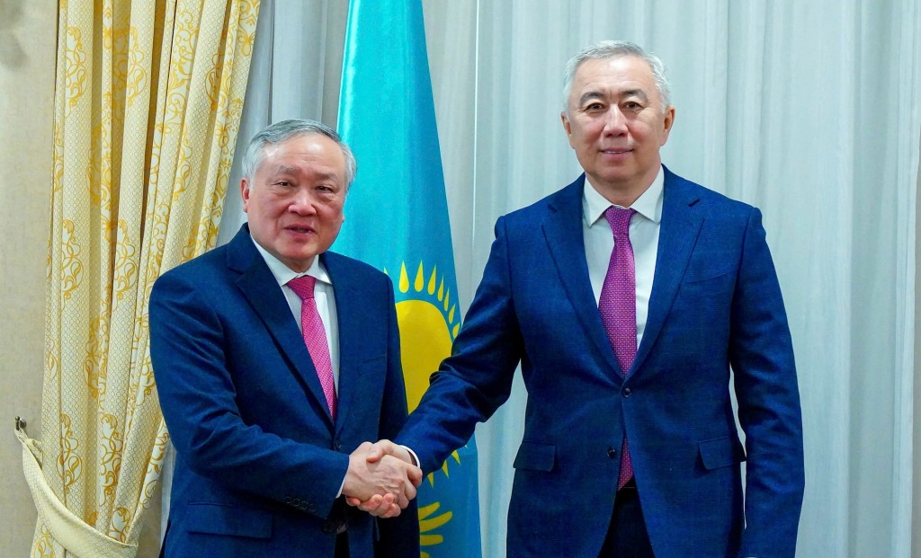 Phó Thủ tướng Thường trực Chính phủ Nguyễn Hòa Bình và Phó Thủ tướng, Bộ trưởng Bộ Kinh tế Quốc dân Kazakhstan Serik Zhumangarin - Ảnh: VGP/Nguyễn Hoàng