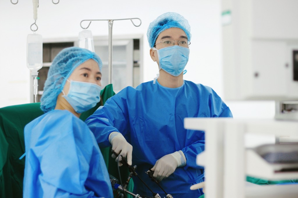  BSCKI Vương Ngọc Linh - khoa Sản phụ khoa, Bệnh viện Đa khoa Vinmec Phú Quốc - cùng ê-kíp đang tiến hành phẫu thuật nội soi cho bệnh nhân.