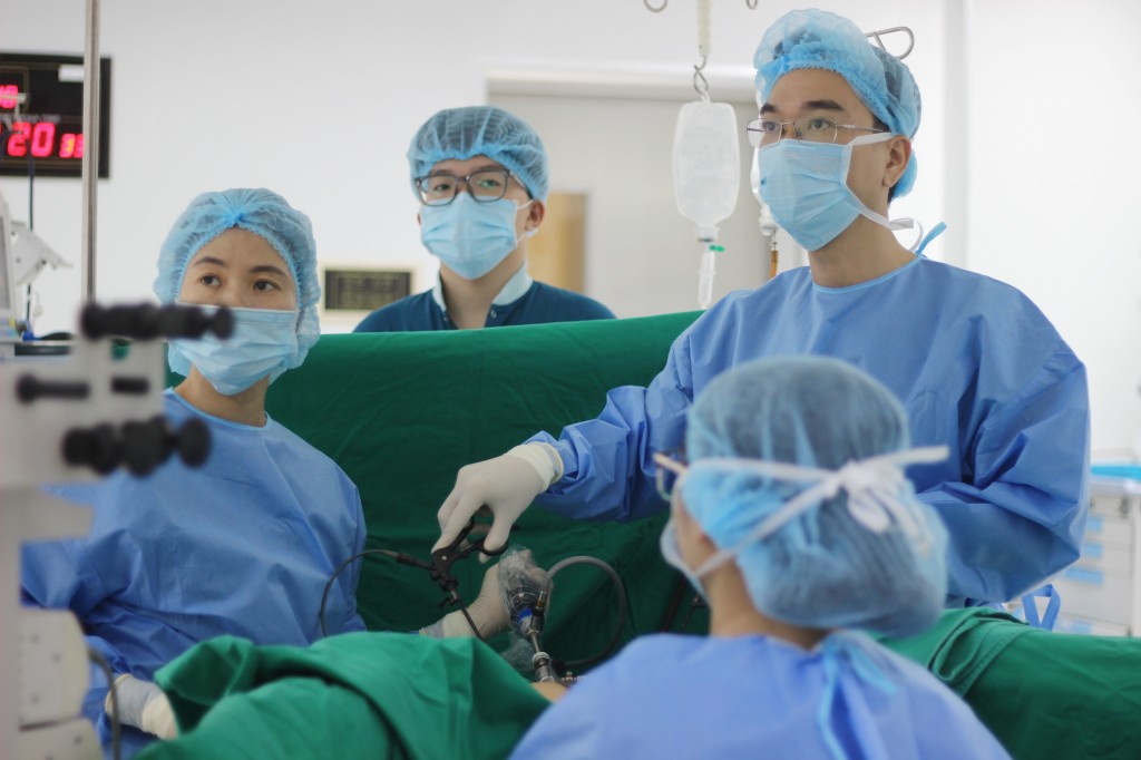 Thay vì mổ mở với đường rạch lớn trên thành bụng, các bác sĩ sử dụng hệ thống camera nội soi và dụng cụ chuyên dụng đưa vào ổ bụng thông qua các lỗ chích rất nhỏ.