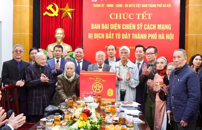 Phó Bí thư Thường trực Thành ủy Hà Nội thăm, tặng quà cán bộ lão thành
