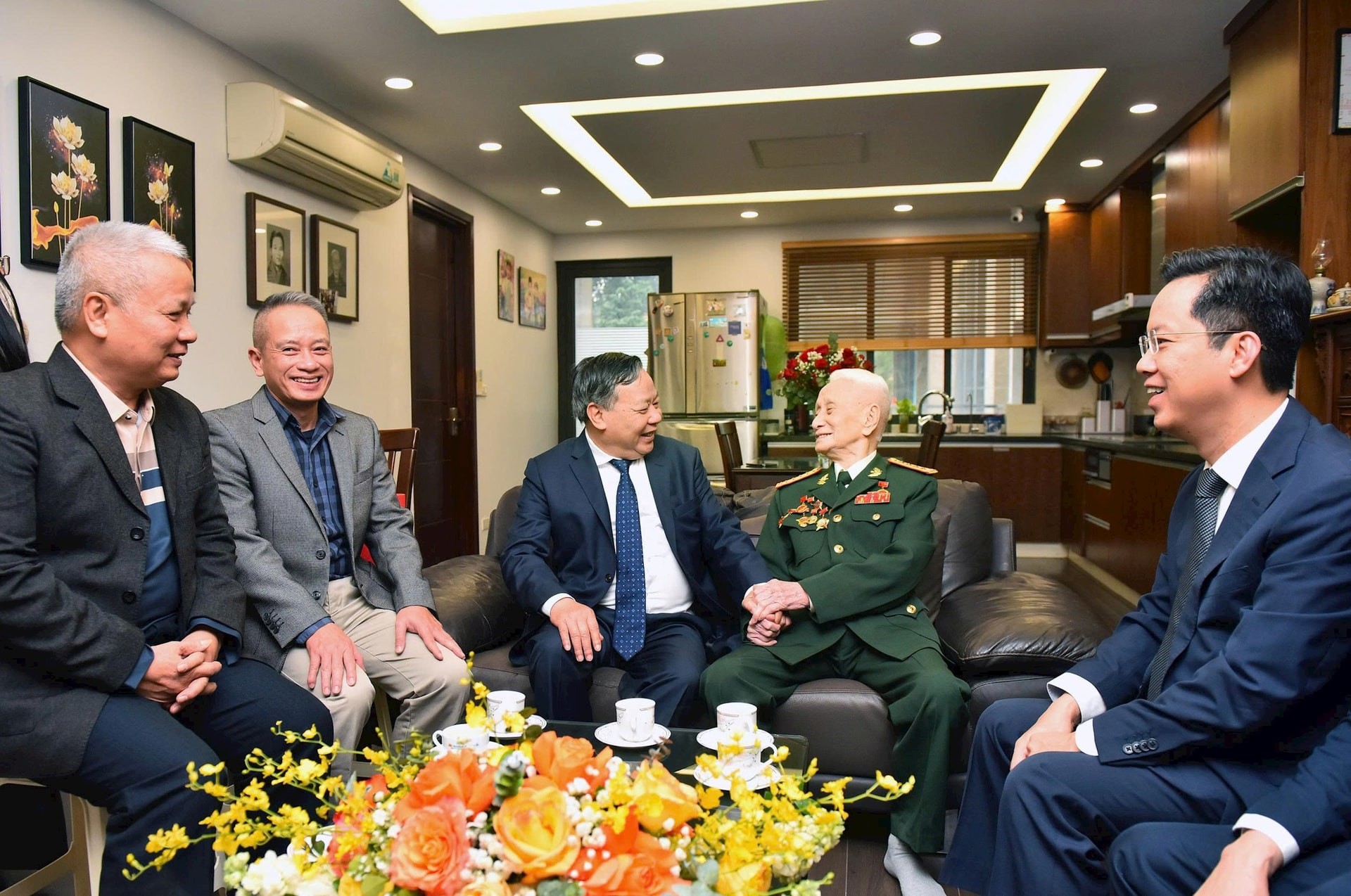 Phó Bí thư Thường trực Thành ủy Hà Nội Nguyễn Văn Phong thăm, tặng quà ông Phan Văn Bức. Ảnh: Viết Thành Phó Bí thư Thường trực Thành ủy Hà Nội Nguyễn Văn Phong thăm, tặng quà ông Phan Văn Bức. Ảnh: Viết Thành