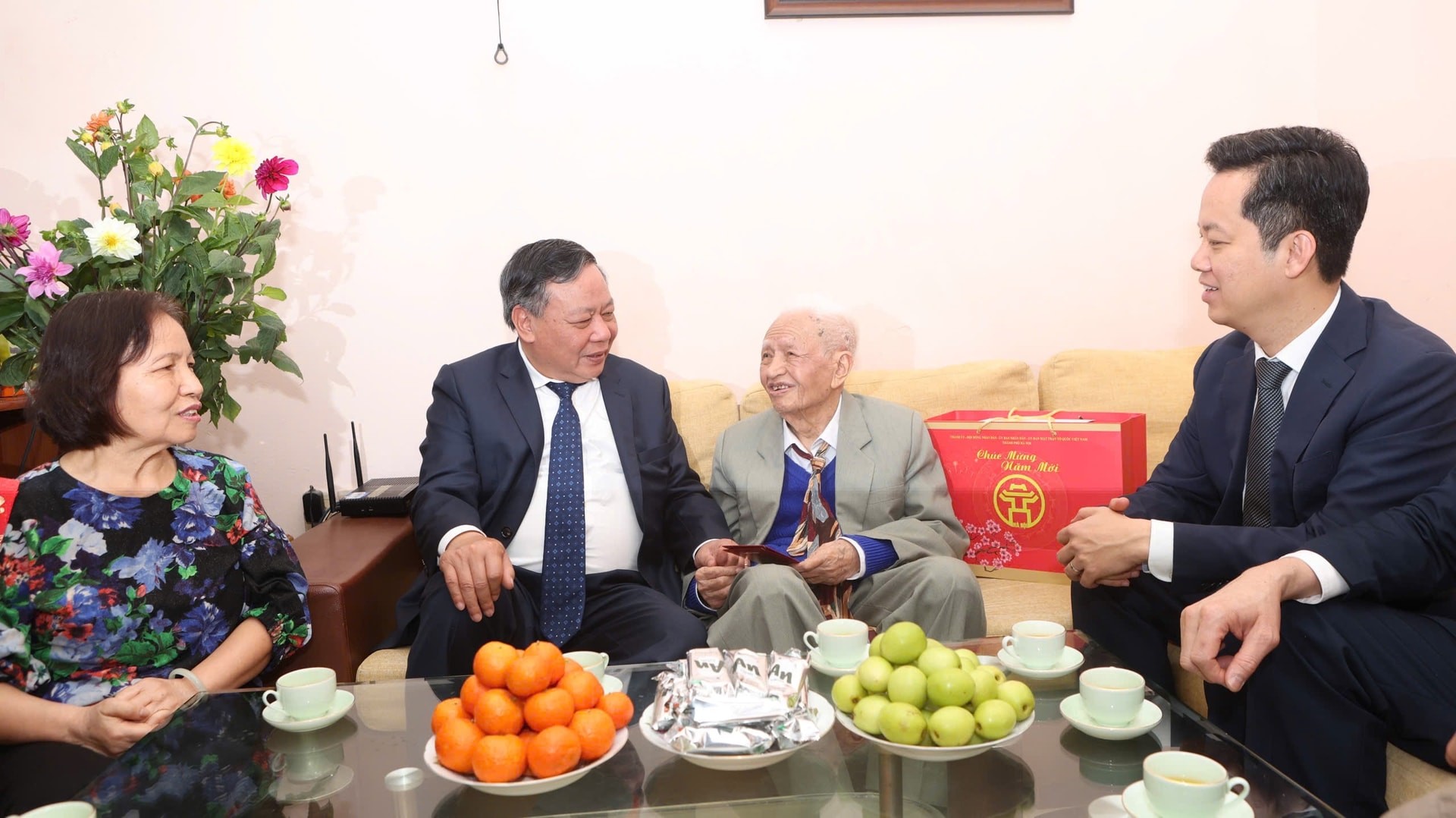 Phó Bí thư Thường trực Thành ủy Hà Nội thăm, tặng quà cán bộ lão thành Phó Bí thư Thường trực Thành ủy Hà Nội thăm, tặng quà cán bộ lão thành