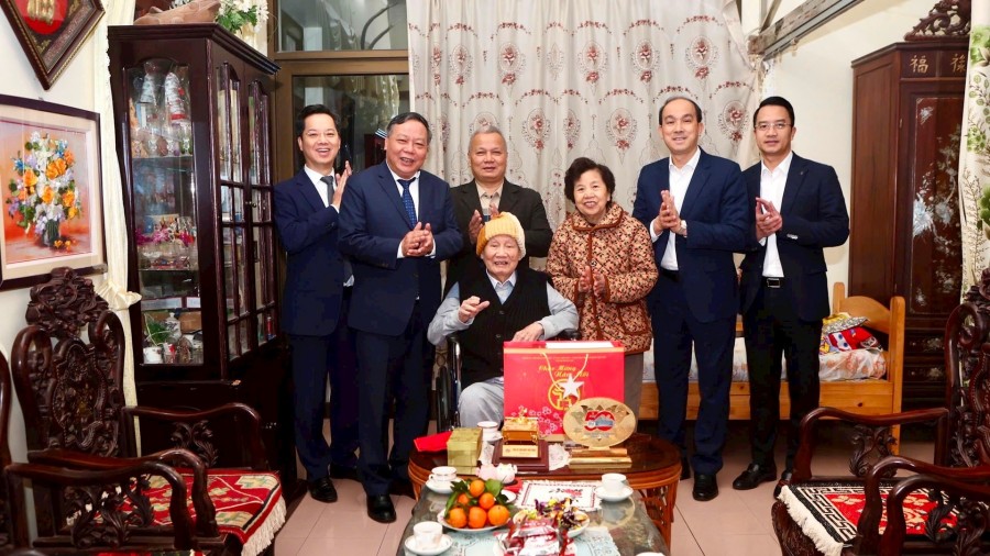 Phó Bí thư Thường trực Thành ủy Hà Nội Nguyễn Văn Phong thăm, tặng quà ông Phan Thu Phó Bí thư Thường trực Thành ủy Hà Nội Nguyễn Văn Phong thăm, tặng quà ông Phan Thu