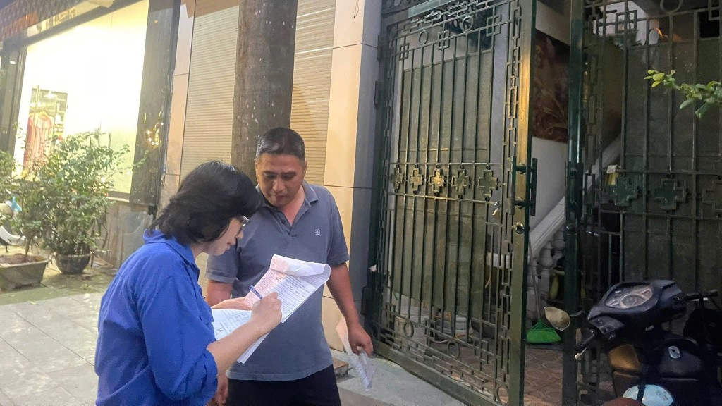 Nhặt được 28,5 triệu đồng, nữ đoàn viên trả lại người đánh rơi Nhặt được 28,5 triệu đồng, nữ đoàn viên trả lại người đánh rơi