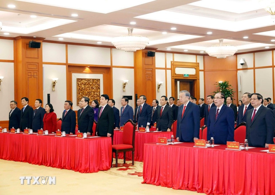 Tổng Bí thư Tô Lâm và các đại biểu thực hiện nghi thức chào cờ. Ảnh: TTXVN