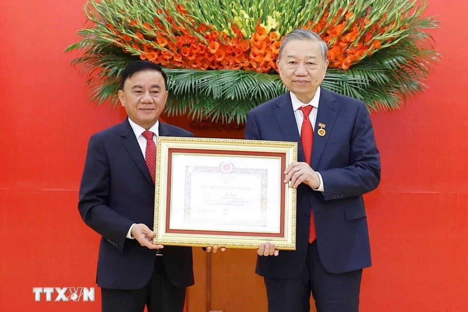  Đồng chí Trần Cẩm Tú, Ủy viên Bộ Chính trị, Thường trực Ban Bí thư trao Huy hiệu Đảng và chúc mừng Tổng Bí thư Tô Lâm. Ảnh: TTXVN