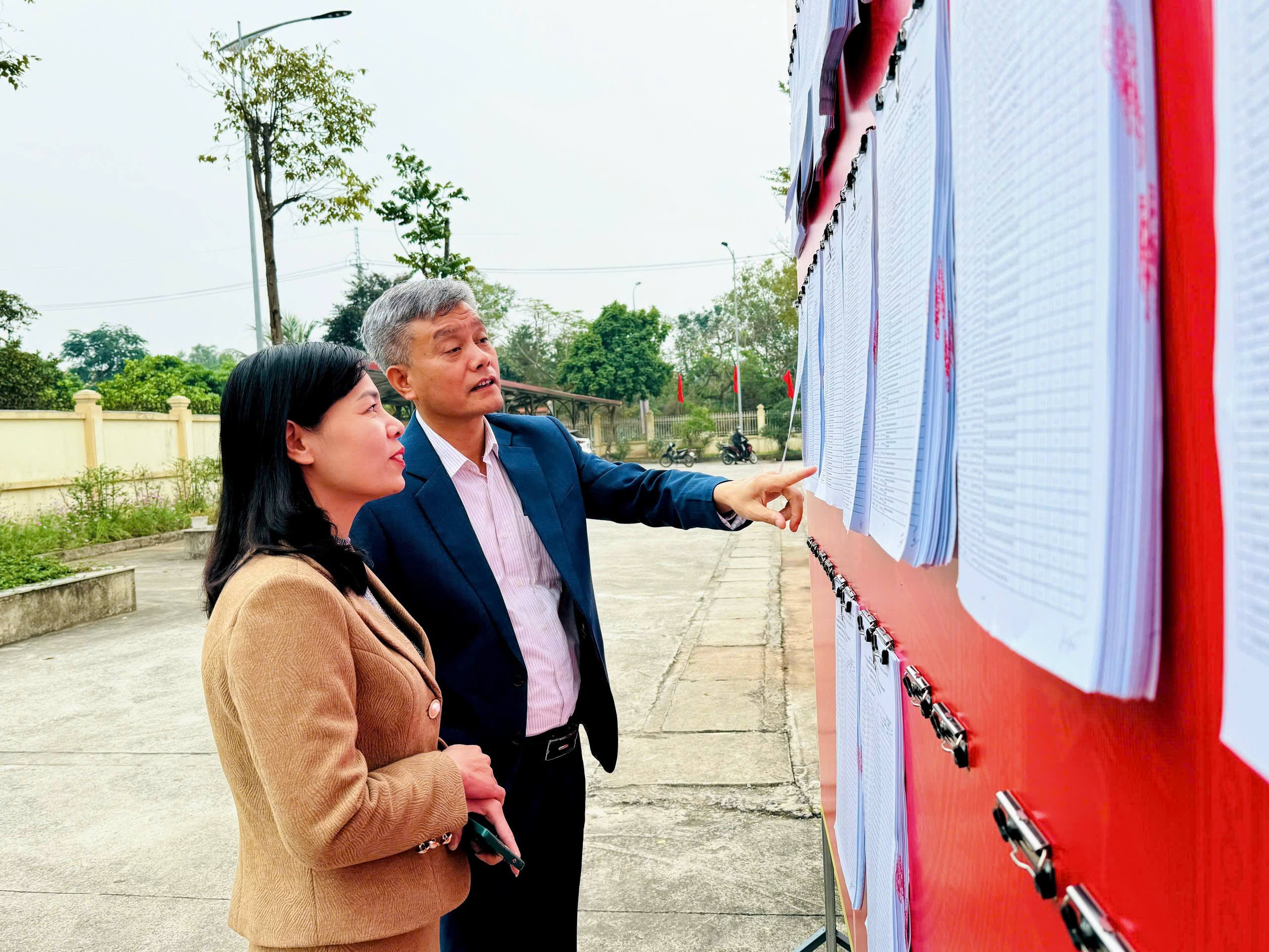 Cán bộ, và nhân dân trên địa bàn xã theo dõi, kiểm tra thông tin trong danh sách cử tri